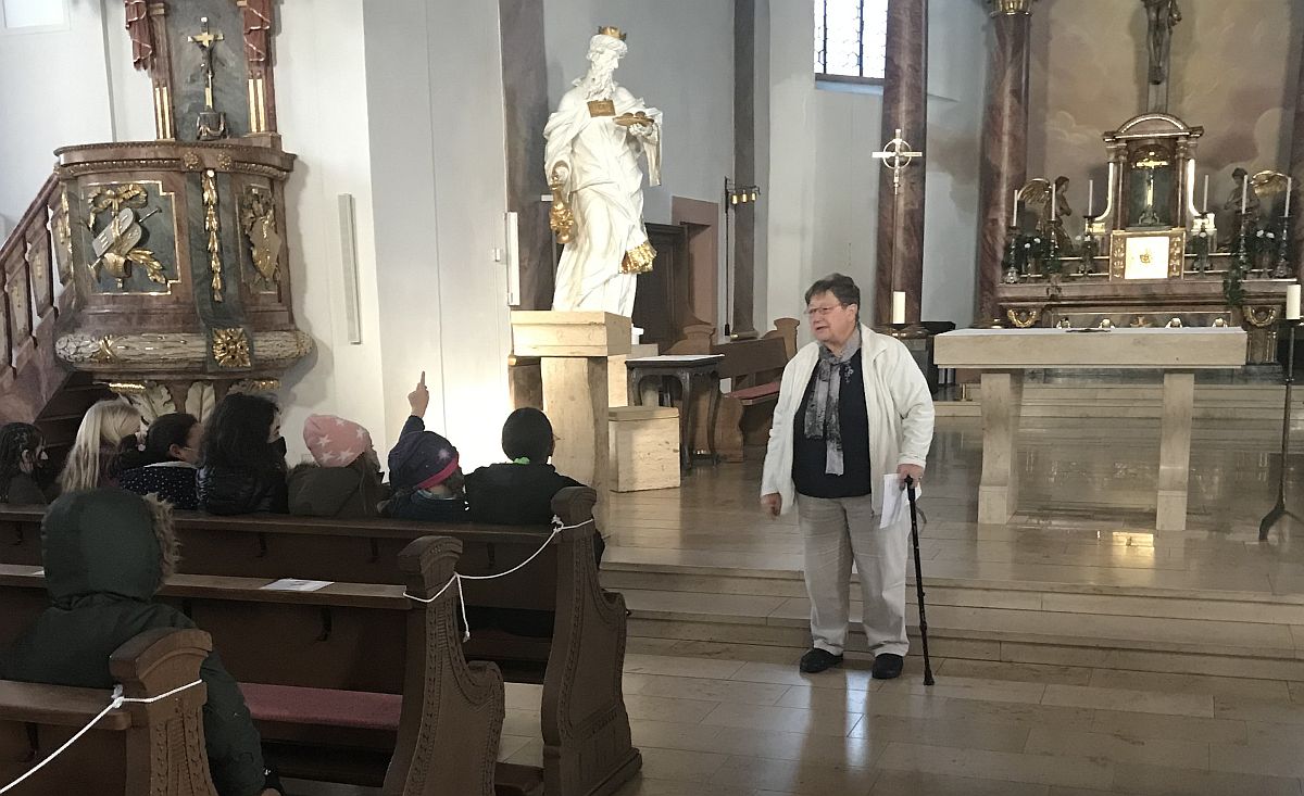Margarete Elster erklärt die Pfarrkirche St. Michael
